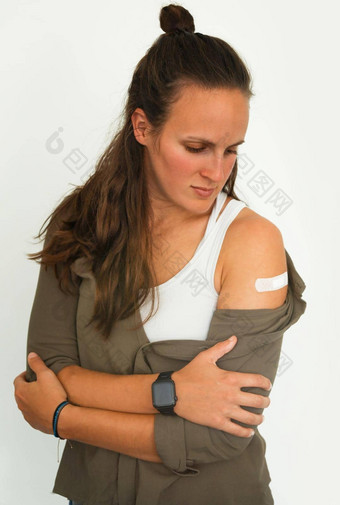 冠状病毒疫苗接种广告接种疫苗女人显示手臂石膏绷带科维德疫苗注射概念推荐接种疫苗接种接种疫苗病人疫苗