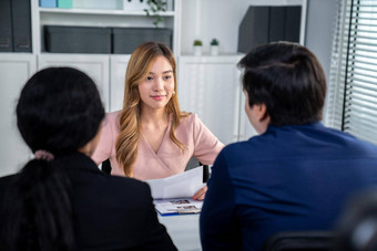 年轻的女亚洲候选人留下深刻印象面试官主管