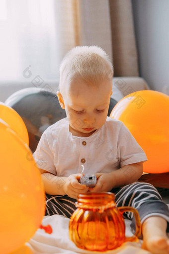 孩子们的万圣节男孩狂欢节服装橙色黑色的气球首页准备好了庆祝万圣节