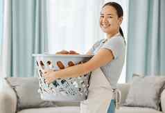 快乐亚洲更清洁的女人洗衣工作首页房子酒店热情好客清洁服务机构日本女孩女仆工人微笑公寓脏衣服洗篮子
