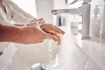 父亲女孩洗手水科维德细菌清洁早....卫生健康变焦男人。孩子首页房子浴室水槽安全护肤品医疗保健安全病毒