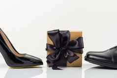 生活礼物盒子黑色的丝带鞋子