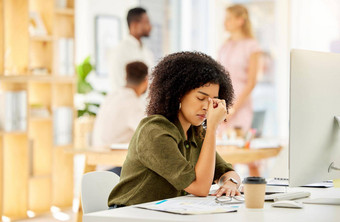 工作头疼倦怠压力数字业务女人工作电脑故障企业工人在线技术感觉抑郁症精神健康焦虑科技报告