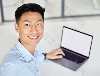 移动PC快乐商人采取办公室自拍工作打字电子邮件模型空间桌子上微笑快乐亚洲工人骄傲工作分享图片在线社会网络