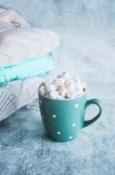 绿松石杯杯子热喝白色棉花糖堆栈针织衣服冬天舒适的生活