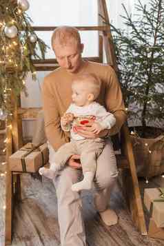 爸爸儿子神奇的圣诞节大气概念家庭关系一年庆祝活动