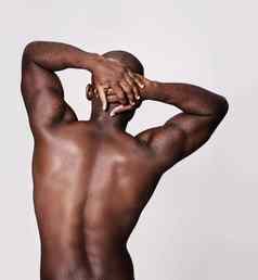 伸展运动回来肌肉后视镜拍摄肌肉发达的男人。伸展运动手头