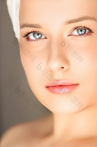 皮肤护理美例程美丽的女人白色毛巾包装头<strong>护肤品</strong>化妆品脸美容