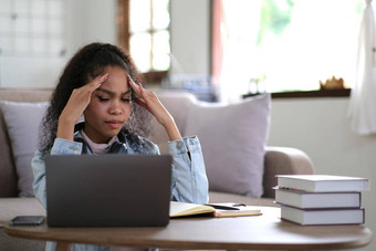 工作首页年轻的亚洲女人斗争移动PC电脑沮丧亚洲女孩移动PC研究在线类在线业务学习人斗争技术