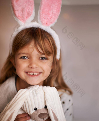 可爱的同伴肖像可爱的<strong>女孩</strong>穿<strong>兔子</strong>耳朵持有玩具<strong>兔子</strong>