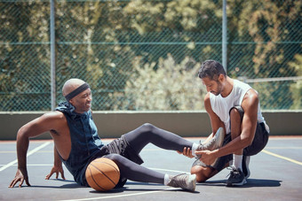 受伤理疗师篮球球员支持体育游戏援助法院紧急培训运动员肌肉疼痛医疗教练事故