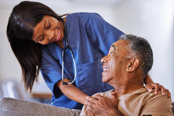 高级男人。志愿者护士支持照顾者上了年纪的医疗护理首页微笑快乐信任社区员工工作医疗保健慈善机构房子室内生活房间
