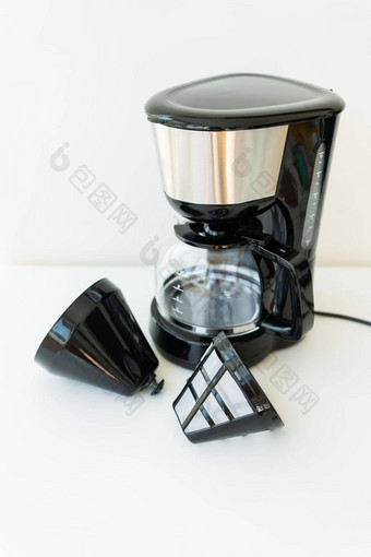 自动滴咖啡制造商孤立的白色表格黑色的现代滴咖啡能电厨房小家庭电器电器