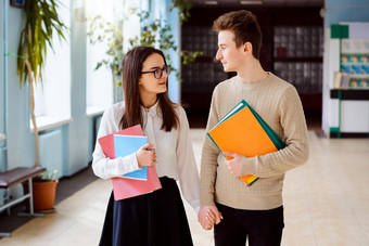 学生走廊大学建筑类持有<strong>学习材料</strong>