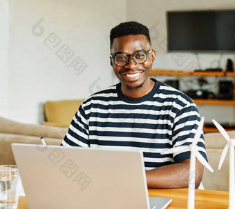 移动PC电脑黑色的非洲美国男人。首页互联网年轻的办公室业务学生风车能源环境电权力创新模型生态可再生生态绿色