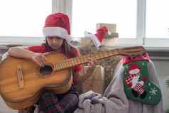 快乐女孩红色的他玩背景圣诞节树人才孩子有趣的冬天假期舒适的装饰首页