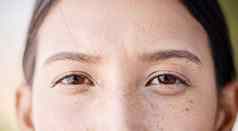 女人雀斑肖像自然眼睛特写镜头思考的想法面部表达式年轻的女孩只脸美健康的皮肤点棕色（的）虹膜护肤品运动