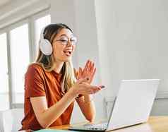 移动PC女人电脑耳机技术调用视频沟通在线互联网快乐