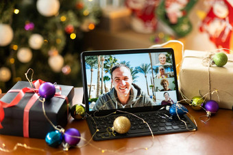 家庭视频调用孩子展示礼物远程闲谈，聊天数字平板电脑屏幕快乐圣诞节表格假期背景圣诞节在线虚拟家庭聚会，派对庆祝活动快乐一年videocall