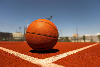 前视图橙色球篮球说谎橡胶体育运动法院体育运动红色的地面户外院子里