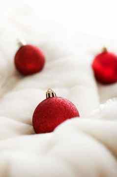 红色的圣诞节装饰物白色毛茸茸的皮毛背景奢侈品冬天假期设计背景
