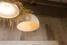低角视图手工制作的柳条灯罩自然材料挂生活房间照明设备放荡不羁的别致的风格竹子挂灯