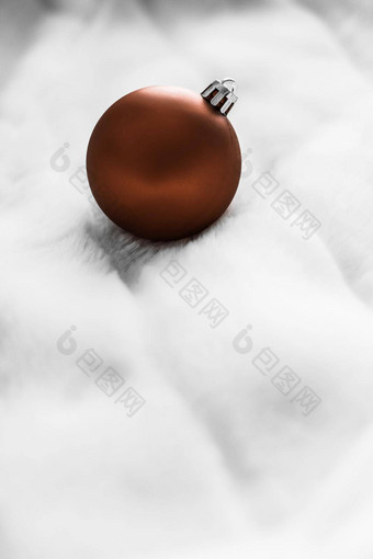 巧克力棕色（的）圣诞节装饰物白色毛茸茸的皮毛背景奢侈品冬天假期设计背景