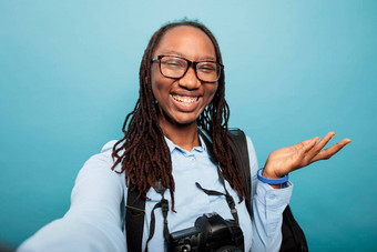 快乐的微笑衷心地非洲美国专业摄影师记录每天视频博客视频