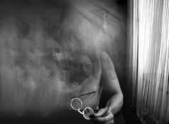 男人的脸隐藏的雾烟香烟烟小房间黑色的白色照片