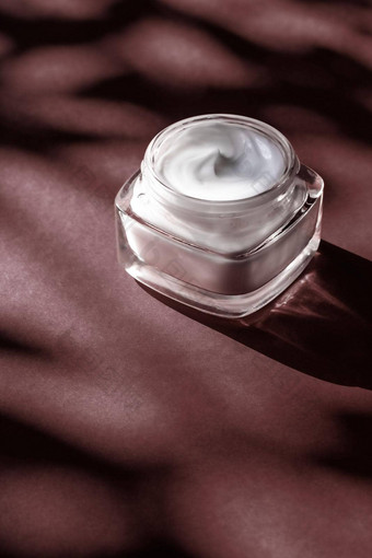 保湿美脸奶油敏感的皮肤奢侈品水疗中心化妆品自然清洁护肤品产品巧克力背景