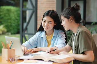 年轻的亚洲学生校园帮助朋友捕捉学习