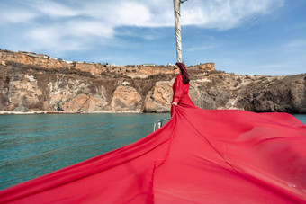 有吸引力的中年女人红色的衣服游艇夏天一天奢侈品夏天冒险户外活动