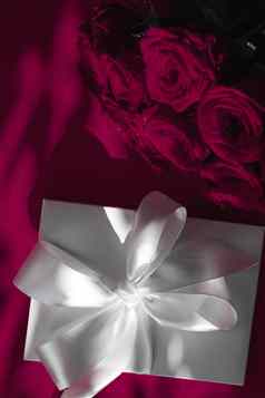 奢侈品假期丝绸礼物盒子花束玫瑰酒背景浪漫的惊喜花生日情人节一天现在