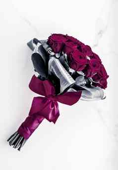 奢侈品花束栗色玫瑰大理石背景美丽的花假期爱现在情人节一天