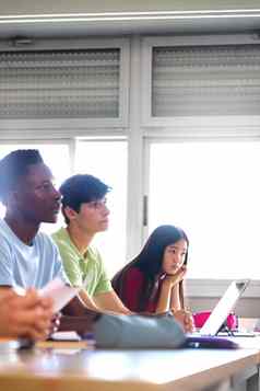 亚洲女青少年大学学生类听讲座多民族的同学们垂直复制空间