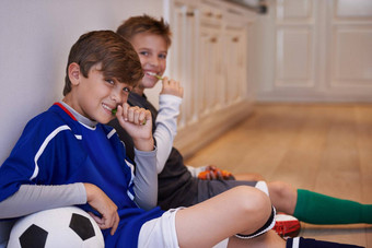 男孩男孩男孩坐着足球球零食
