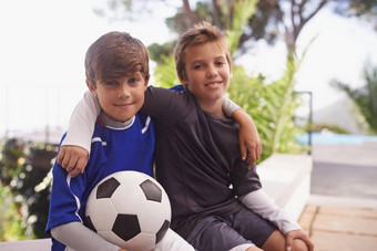 男孩男孩年轻的男孩坐着足球球