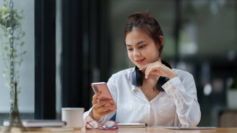 业务女人指纹扫描网络安全储蓄账户业务技术未来概念