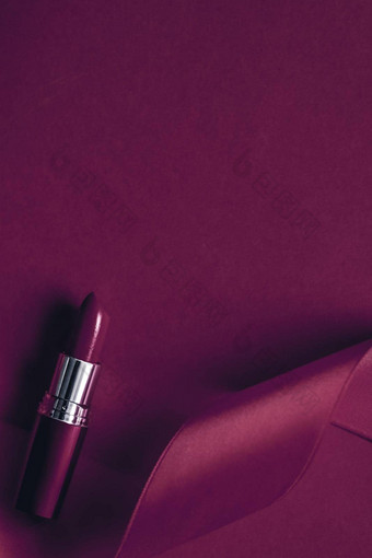 奢侈品口红丝绸丝带李子假期背景化妆化妆品平铺美品牌产品设计