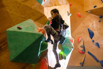 抱石女孩攀爬<strong>墙</strong>登山者五彩缤纷的握休闲<strong>活动</strong>