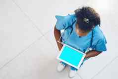 平板电脑绿色屏幕医生护士医院应用程序广告在线软件市场营销远程医疗诊所管理黑色的女人医疗保健工人数字技术模拟