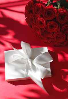 奢侈品假期丝绸礼物盒子花束玫瑰红色的背景浪漫的惊喜花生日情人节一天现在
