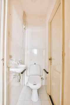 狭窄的厕所。。。房间极简主义设计