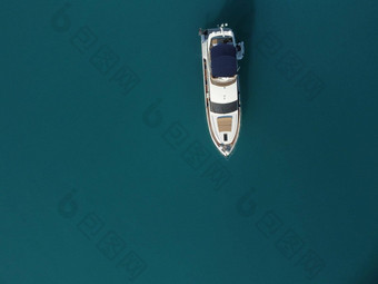 空中游艇平静海奢侈品巡航旅行视图白色船深蓝色的水空中前视图丰富的游艇航行海夏天<strong>旅程</strong>奢侈品船