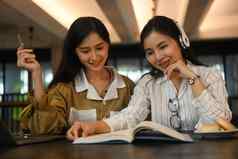 快乐女人学生阅读书准备考试大学图书馆教育人概念