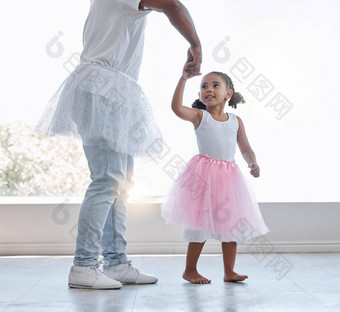 年轻的女孩学习芭蕾舞爸爸老师健身有趣的健康房子女孩子舞者服装衣服跳舞父亲跳舞教练教训首页玄关阳台
