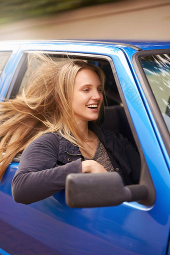 爱风头发年轻的女人感觉风头发开放车窗口
