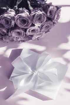 奢侈品假期丝绸礼物盒子花束玫瑰紫色的背景浪漫的惊喜花生日情人节一天现在