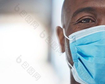 黑色的男人。医生科维德脸面具脸肖像非洲医疗保健保险伤心恐惧风险眼睛医疗工人安全齿轮人类手术电晕病毒流感大流行