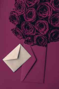 爱信花交付情人节一天奢侈品花束玫瑰卡酒背景浪漫的假期设计